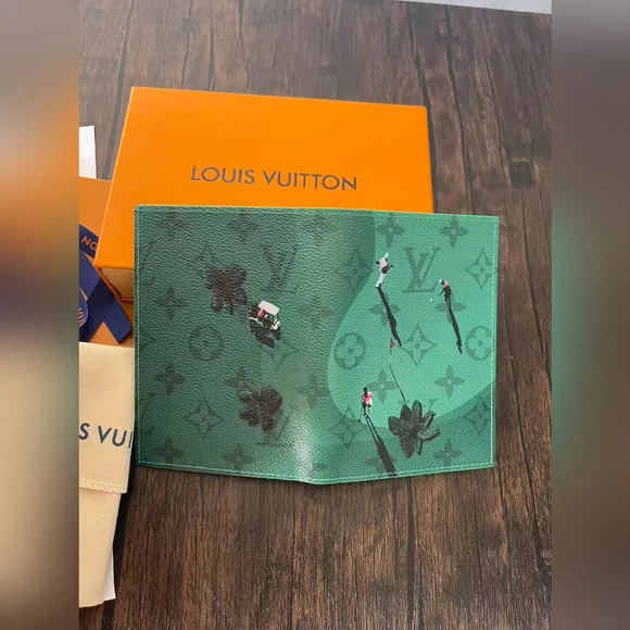 Louis Vuitton Passport Cover Green - Picture 8 of 9